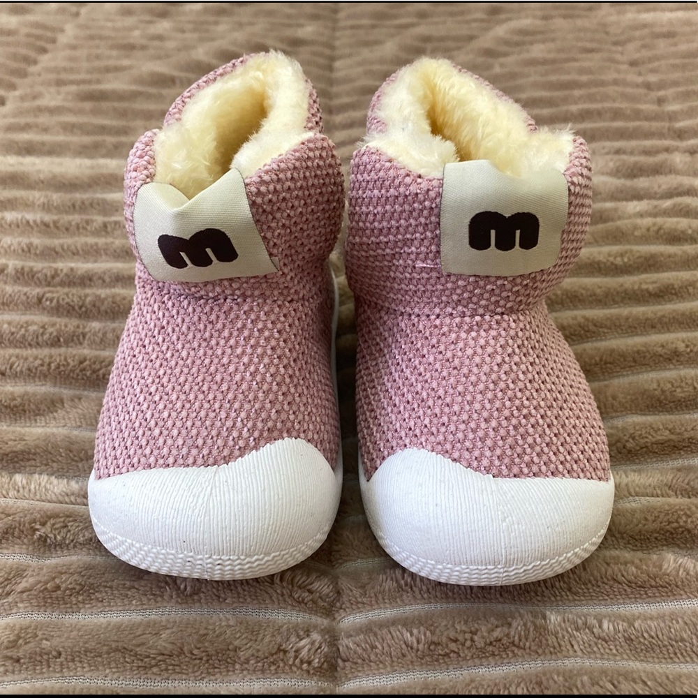 Baby’s pink warm fur boots size 20 (12-18 months)
